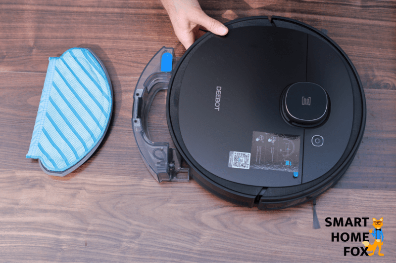 Der Wassertank samt Wischplatte wird beim Deebot OZMO 950 angebracht